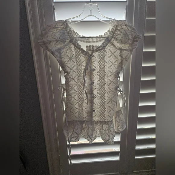 Elegant Cream Lace Women's Top Size Small - Picture 2 of 8